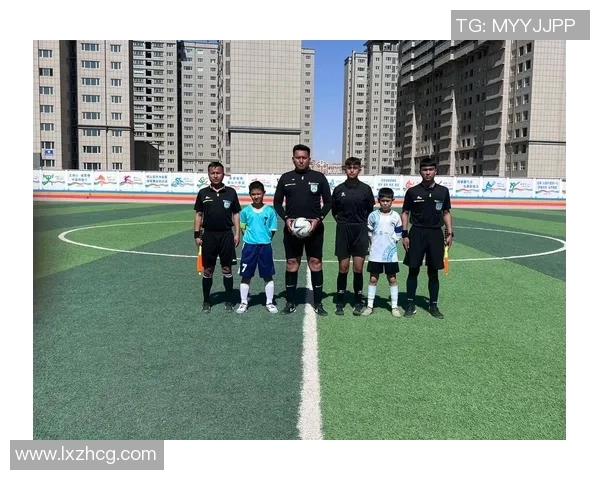 足球基本裁判的职责与技巧解析助你成为优秀裁判员的必备指南